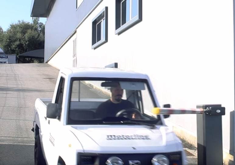 Motorline BRHTFIX-3 Carbon Fiber Barrier Boom - Image 3